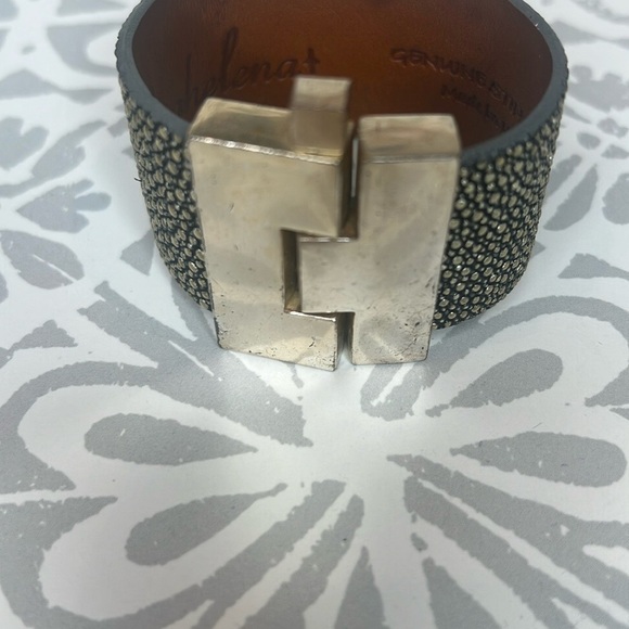 Leighelena Silver and Gray Stingray Cuff Bracelet - Picture 3 of 9